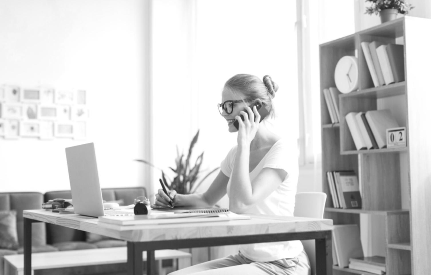 Profesional analizando estrategias financieras