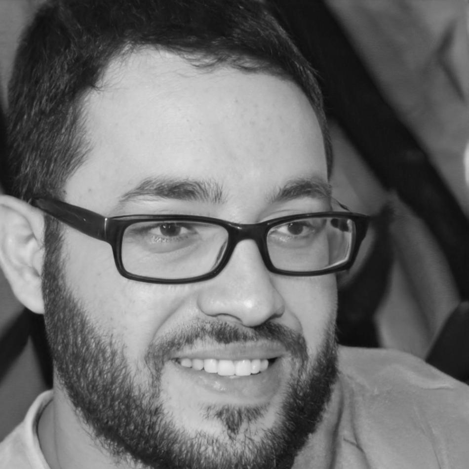 Retrato de Carlos Mendoza, graduado del programa orenthivaxelo